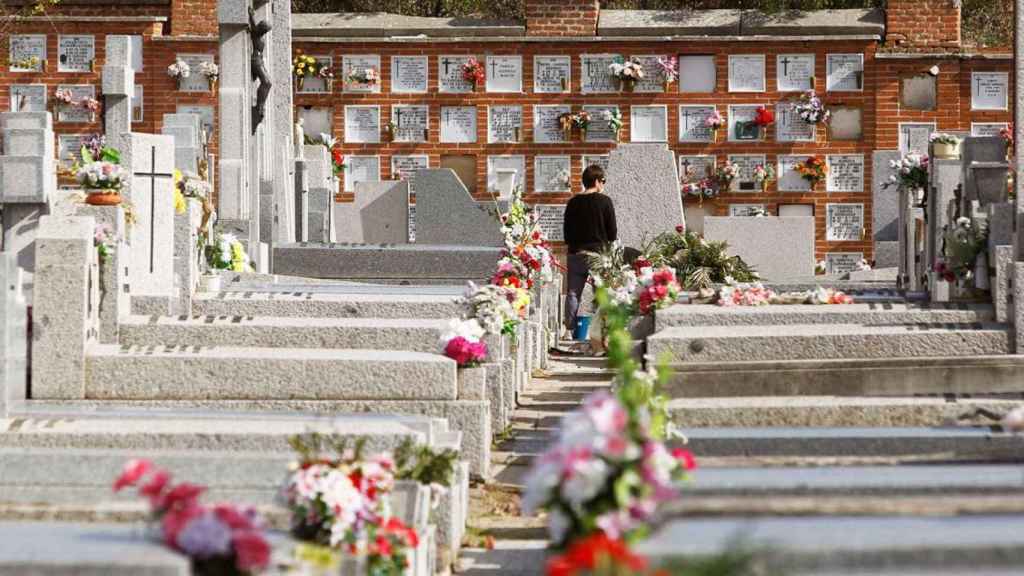 Imagen de una usuaria en un cementerio de Madrid / EFE