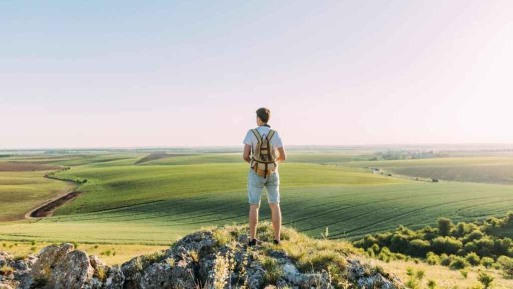 Un chico haciendo turismo rural / FREEPIK