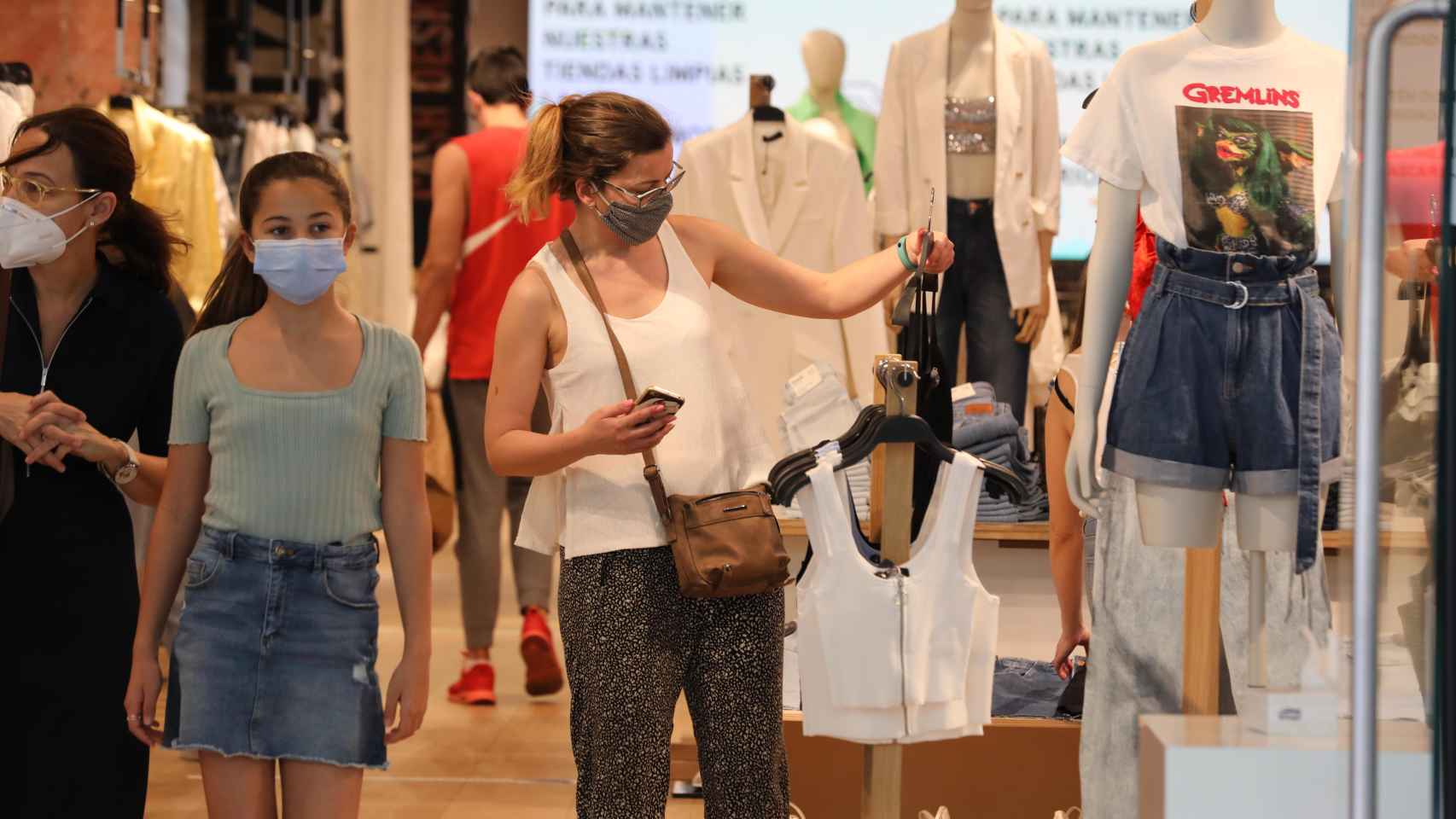 Personas con mascarilla en un comercio durante la fase 1 / EUROPA PRESS