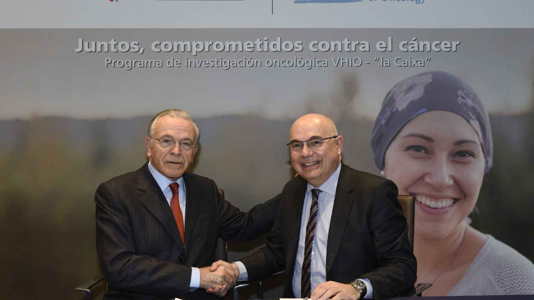 Isidro Fainé, presidente de la Fundación Bancària ”la Caixa”, y  Josep Tabernero, doctor y director del Vall d’Hebron Instituto de Oncologia (VHIO) durante la firma