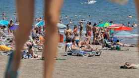 Imagen de la playa de Las Arenas de Valencia llena de bañistas. Turismo / EFE