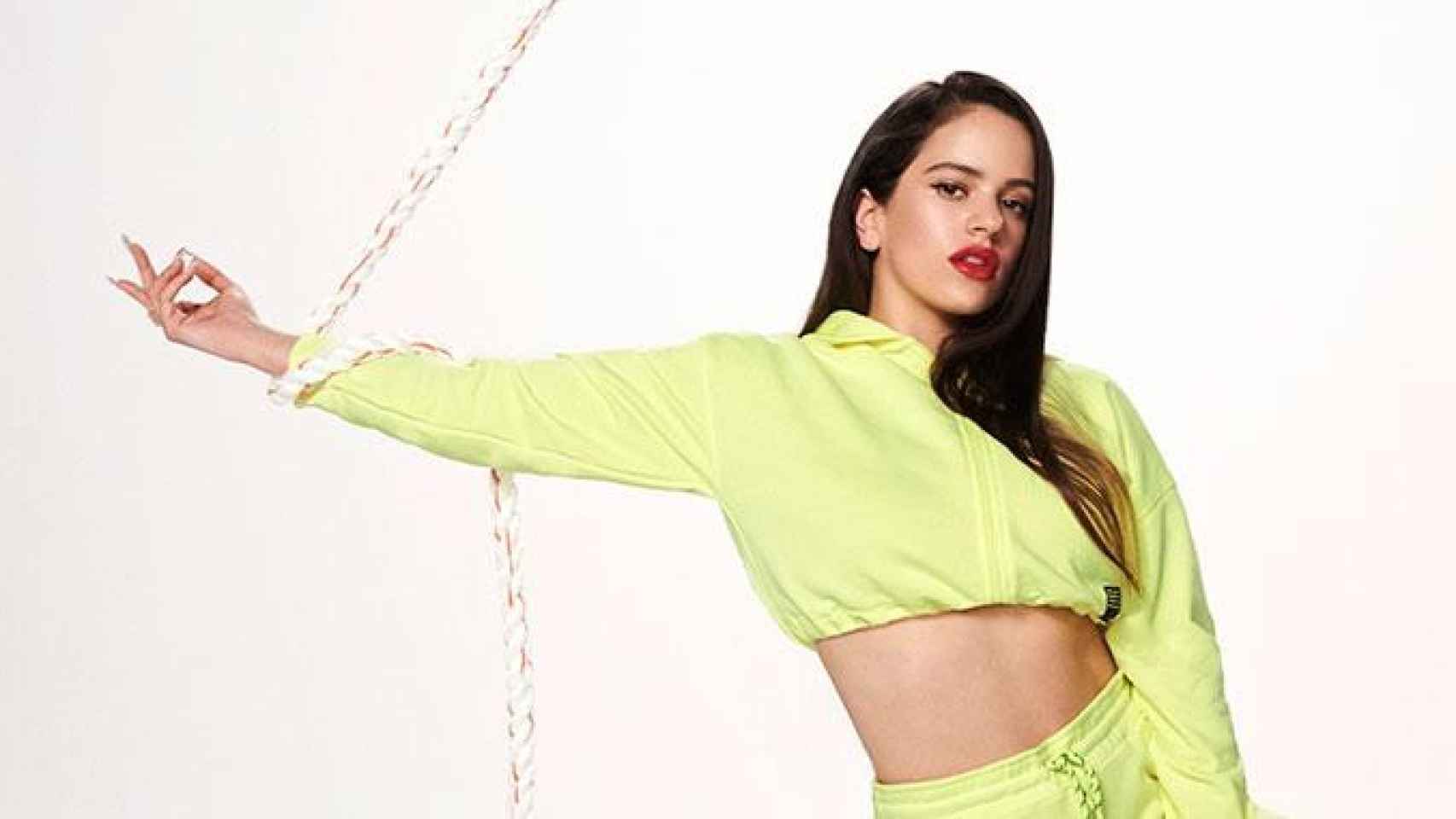 Imagen promocional de la colección 'Pull&Bear by Rosalía' / EUROPAPRESS