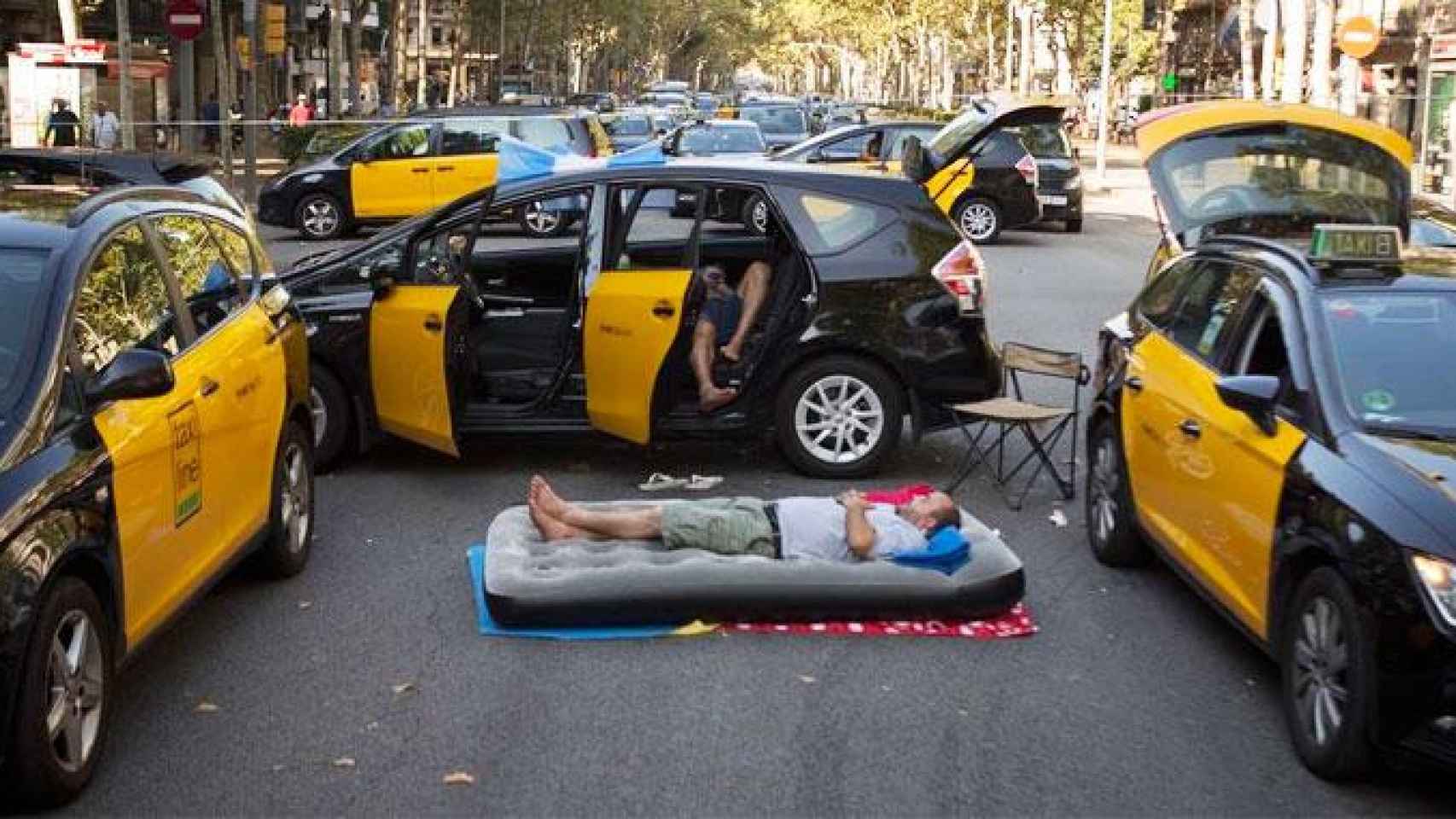 Imagen de la primera huelga de taxistas de julio de 2018, que acabó con la ocupación del centro de Barcelona / EFE