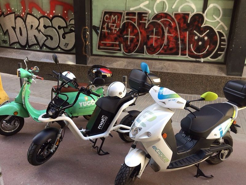 Tres motos eléctricas compartidas en Barcelona