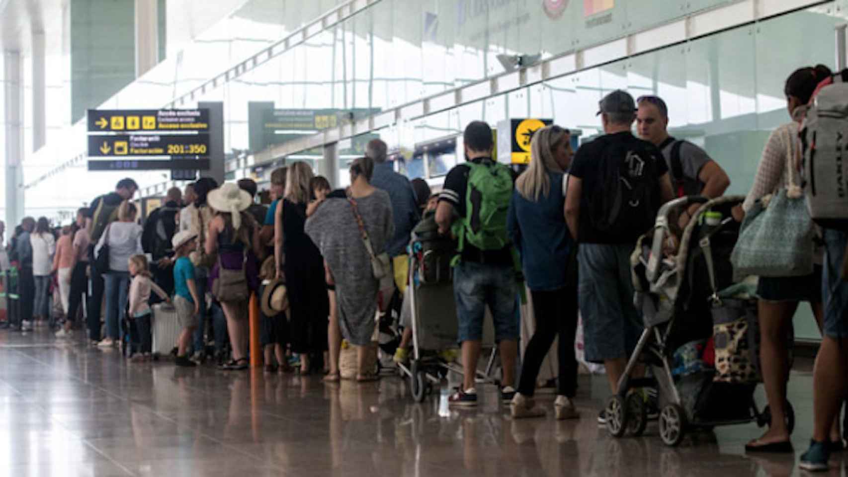 Una foto de archivo de una cola en el aeropuerto de El Prat durante una huelga / EFE