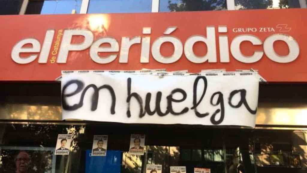 Carteles en la sede de El Periódico en Barcelona