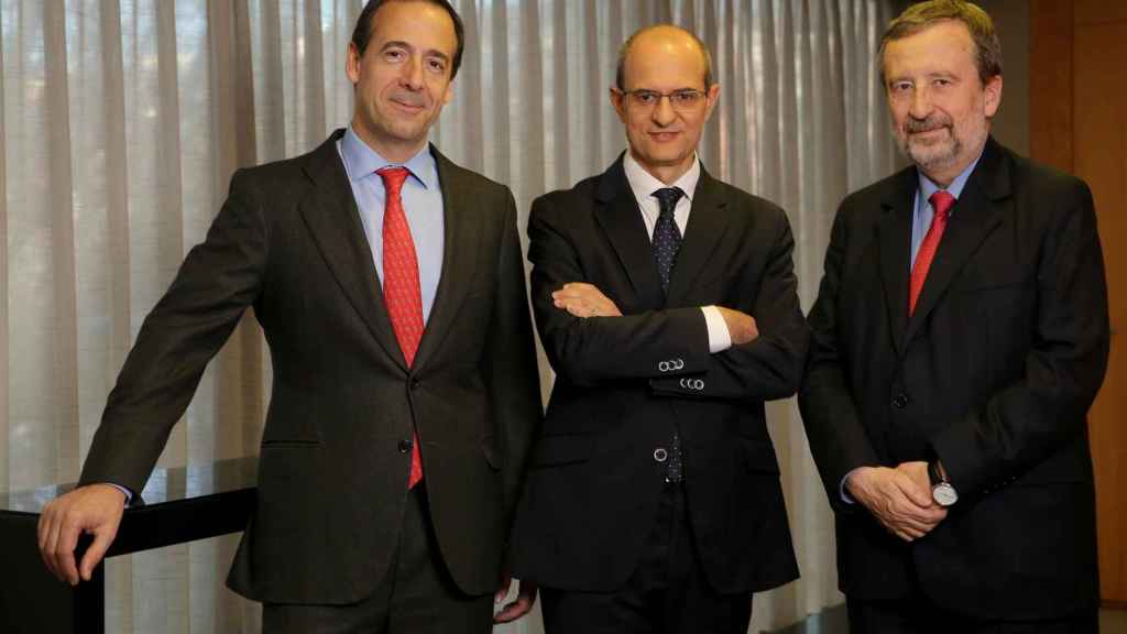 Gonzalo Gortázar, Javier Valle (el nuevo director general) y Tomás Muniesa