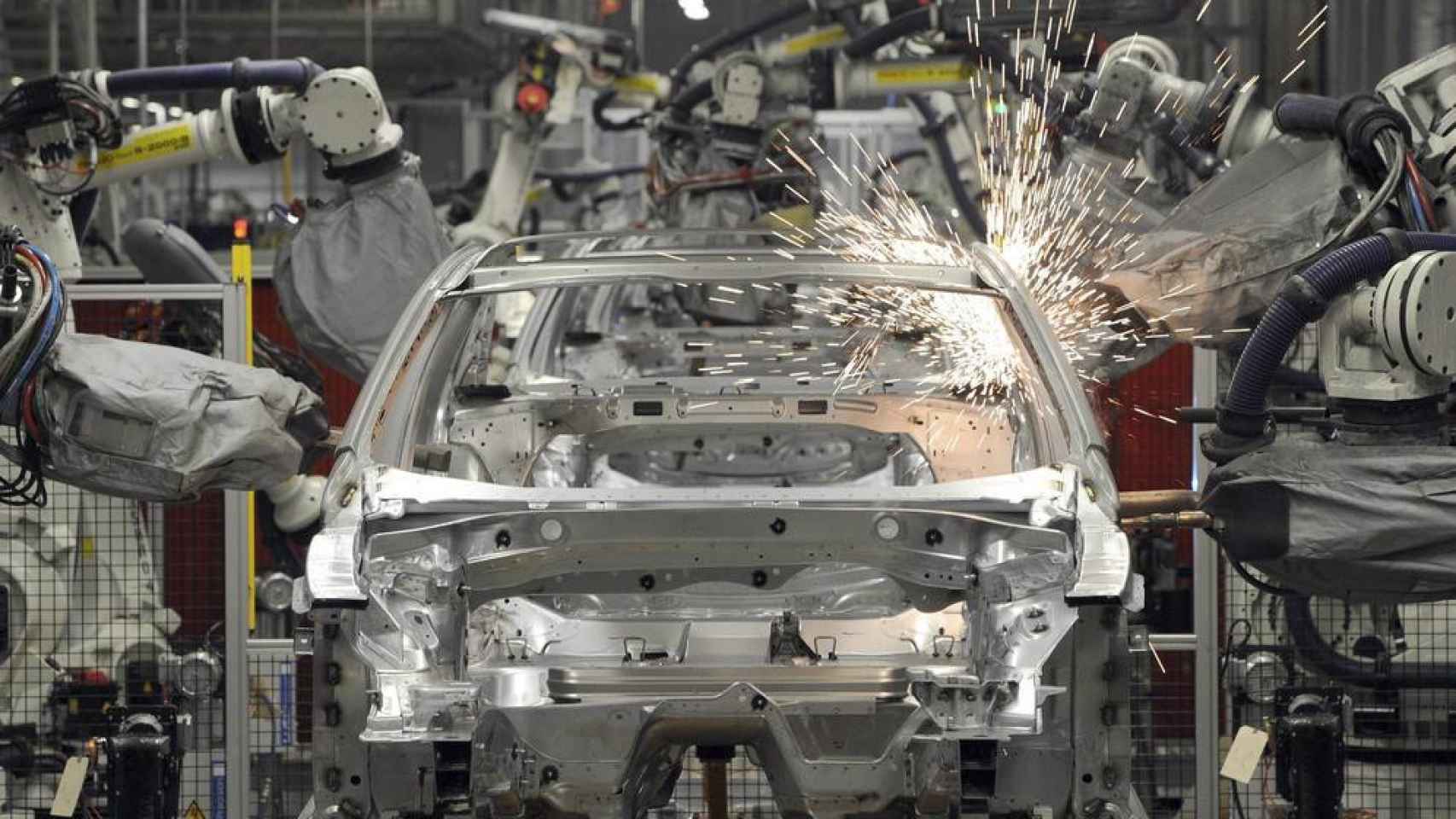 Un coche en construcción en una fábrica de producción de vehículos / EFE