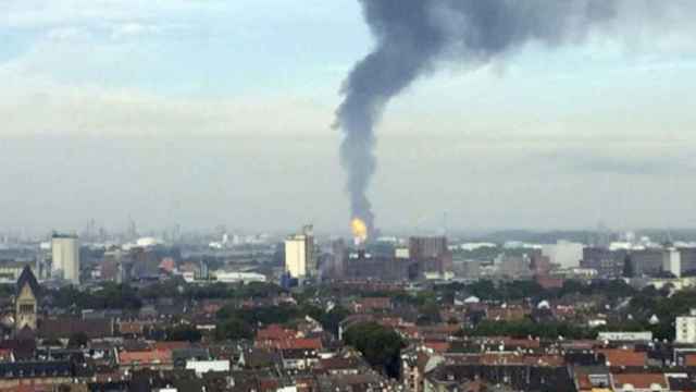 Columna de humo tras las dos explosiones en la planta química de Basf en Alemania / CG