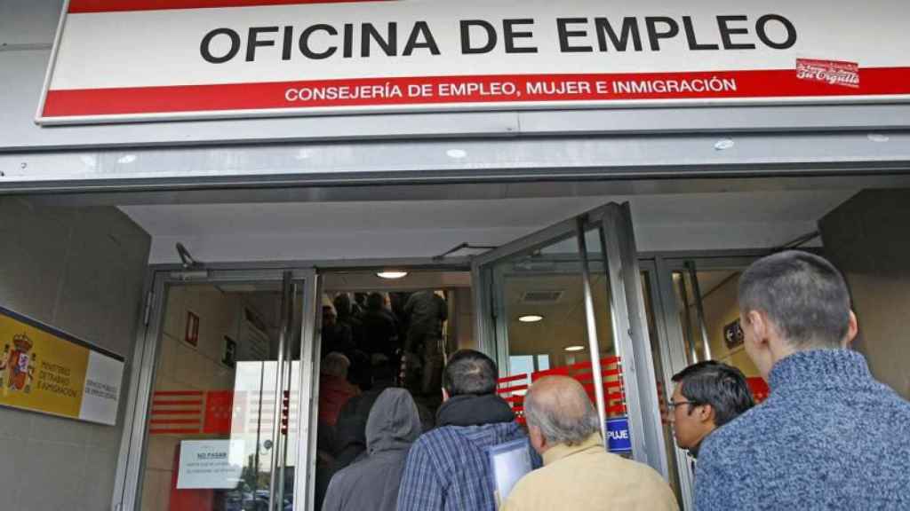 Cola de desempleados ante las oficinas de empleo.