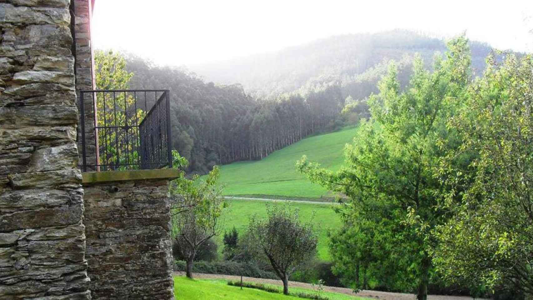 ¿Te animas? Con este paisaje, O Cabazo de Curuxa está a la venta como hospedaje rural en operación.