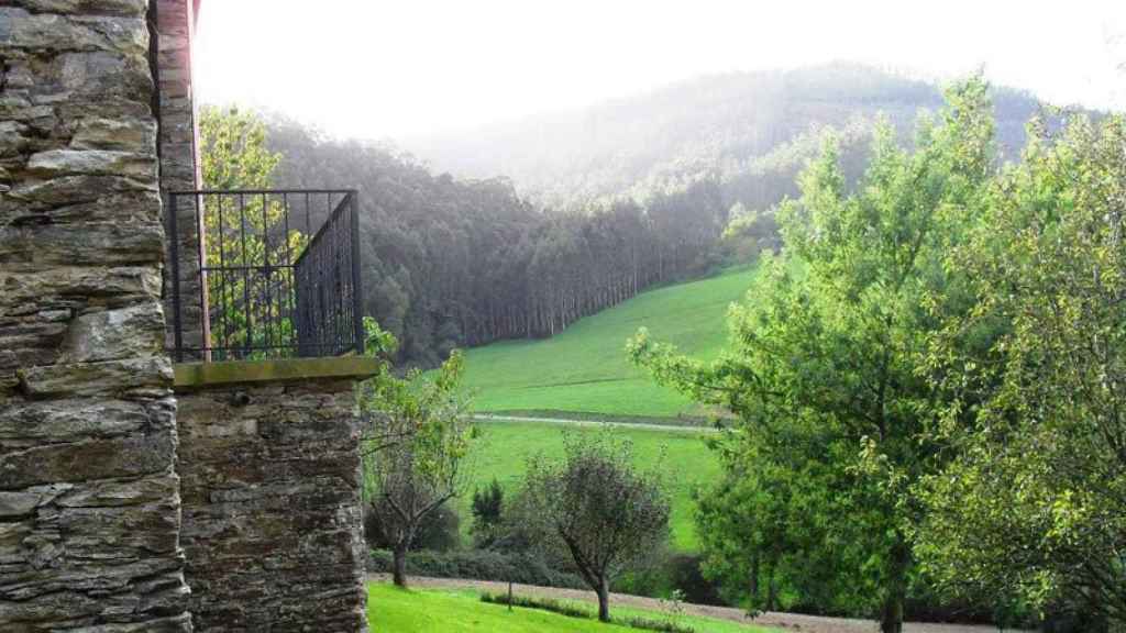 ¿Te animas? Con este paisaje, O Cabazo de Curuxa está a la venta como hospedaje rural en operación.