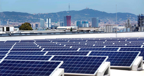 Paneles solares en la azotea de un almacén de Mercadona / MERCADONA