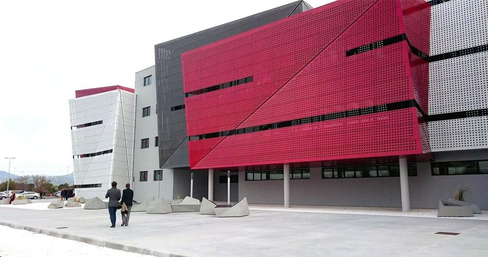 Fachada del Centro de Formación Profesional de Automoción de Marotrell (Barcelona), una infraestructura que se terminó hace ocho años / CG