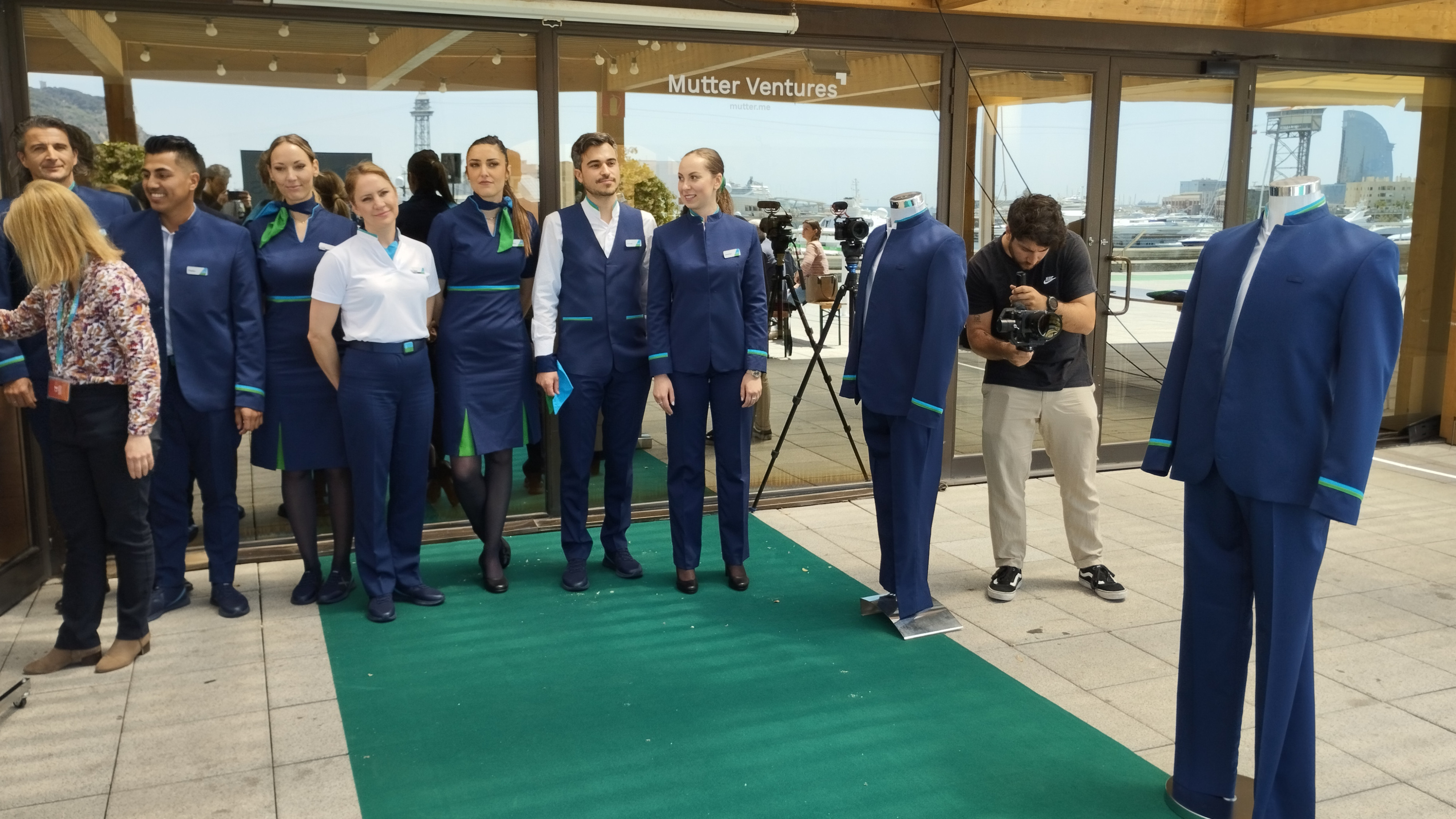 Los nuevos uniformes de la aerolínea Level en el desfile de Barcelona / VICTOR RECACHA