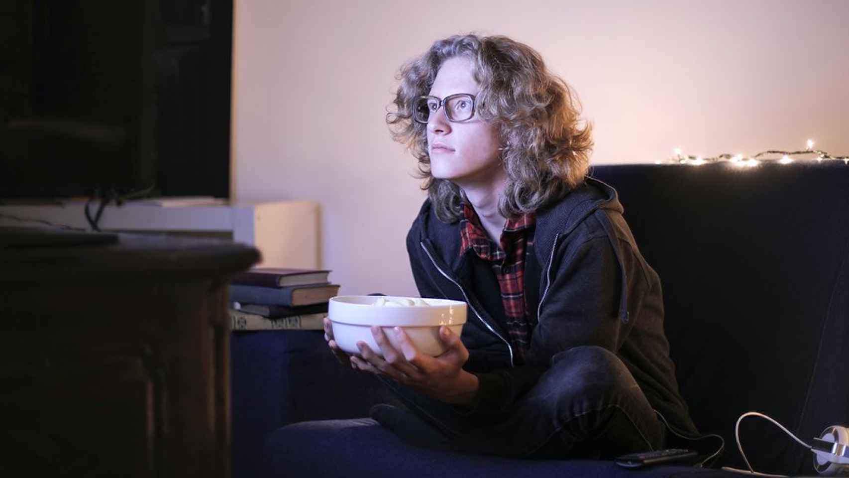 Una mujer viendo una de las series que ofrecen las plataformas en streaming / PEXEL