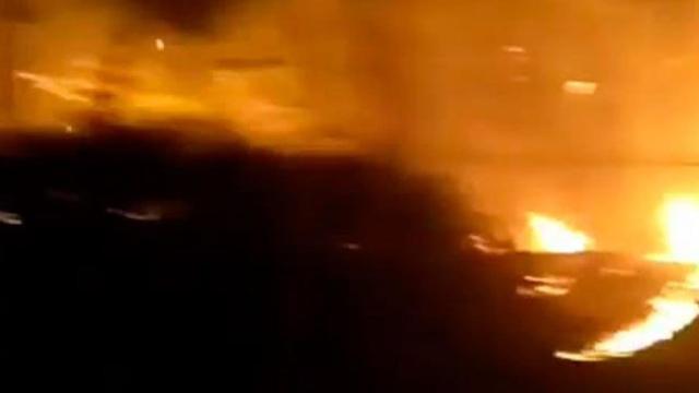 Fuego en Salceda de Caselas, que prácticamente rodeó la carretera / CD