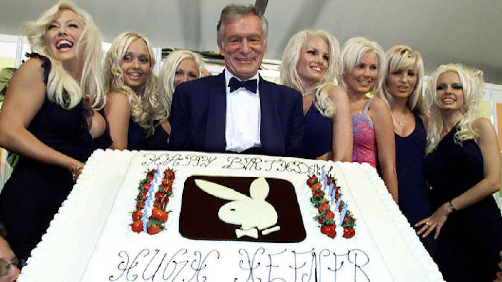 Hugh Hefner en una imagen de archivo junto a modelos playboy