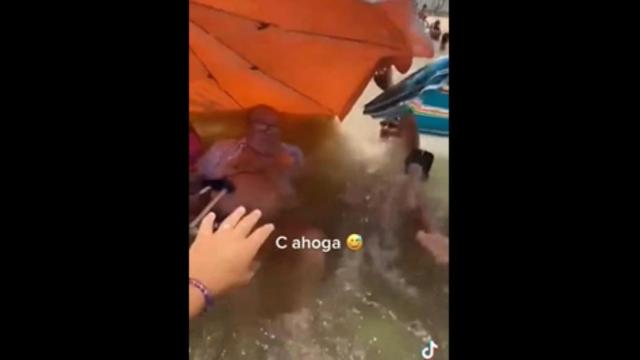 Imagen del hombre que ha sido embestido por una ola / REDES