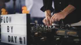 Un DJ pinchando música / UNSPLASH - ANTON SHUVALOV