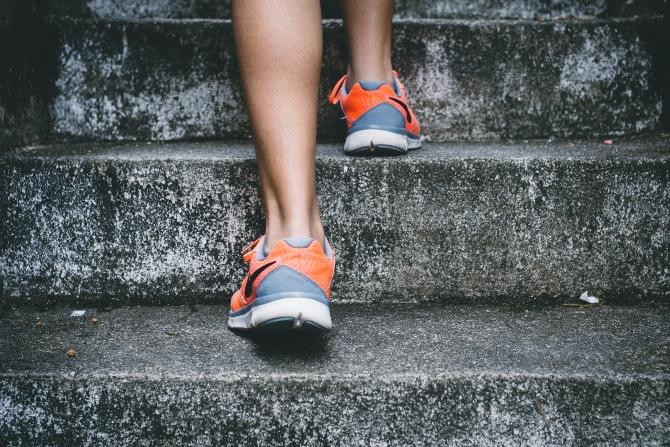 Subir escaleras, un ejercicio que se puede hacer con un stepper / Bruno Nascimento en UNSPLASH