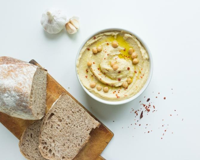 Hummus, un plato para comer legumbres en verano / Nicholas Barbaros en UNSPLASH