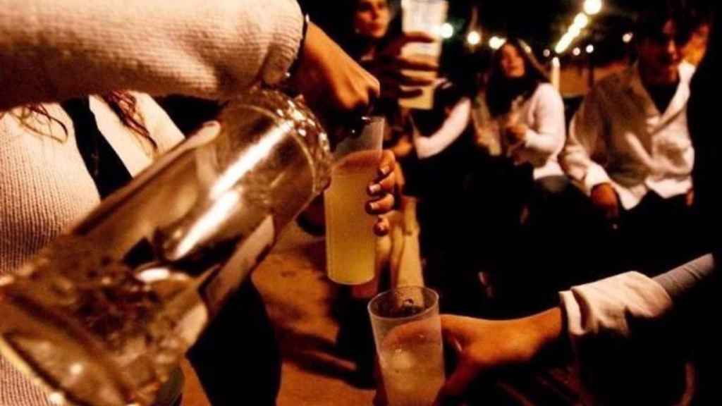 Jóvenes en una fiesta consumen alcohol