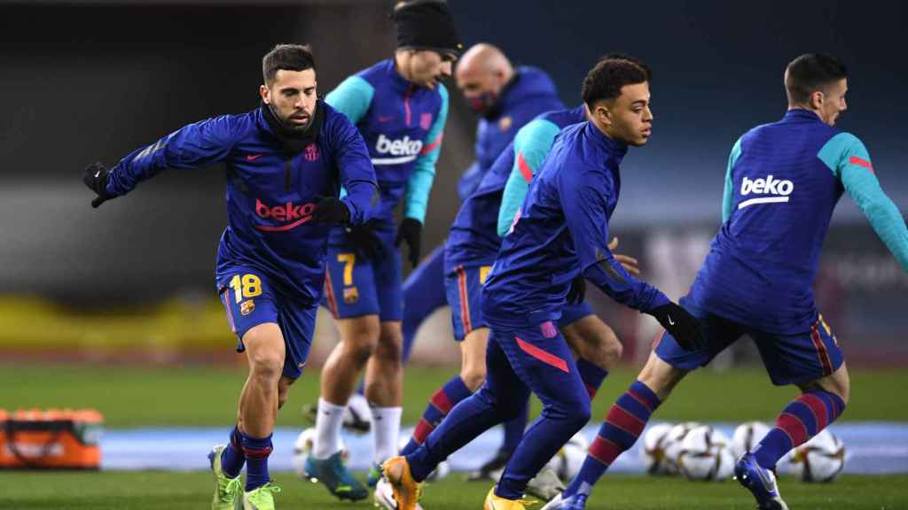 Los jugadores del Barça calentando antes de la final de la Supercopa de España / FC BARCELONA