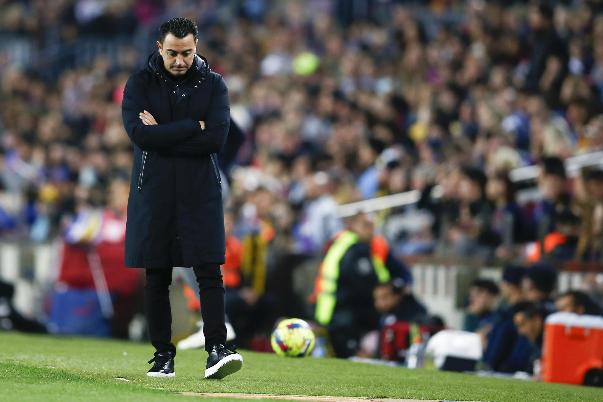 Xavi Hernández, cabizbajo durante el partido contra el Girona / EFE