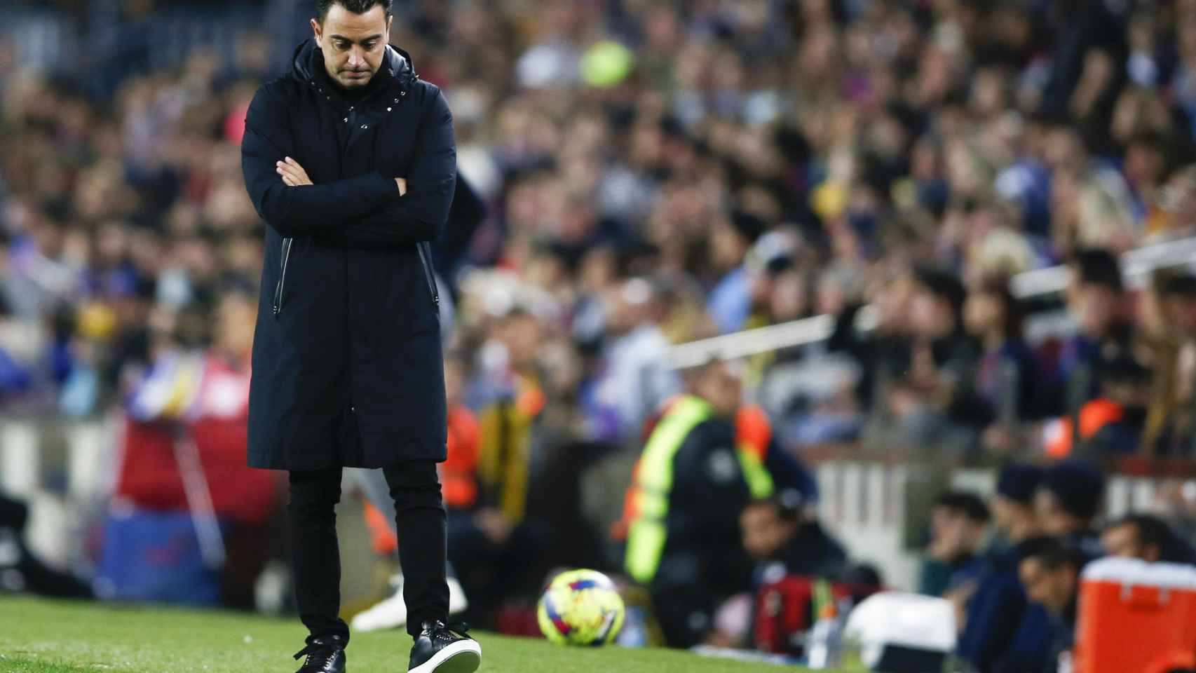 Xavi Hernández, cabizbajo durante el partido contra el Girona / EFE