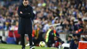 Xavi Hernández, cabizbajo durante el partido contra el Girona / EFE