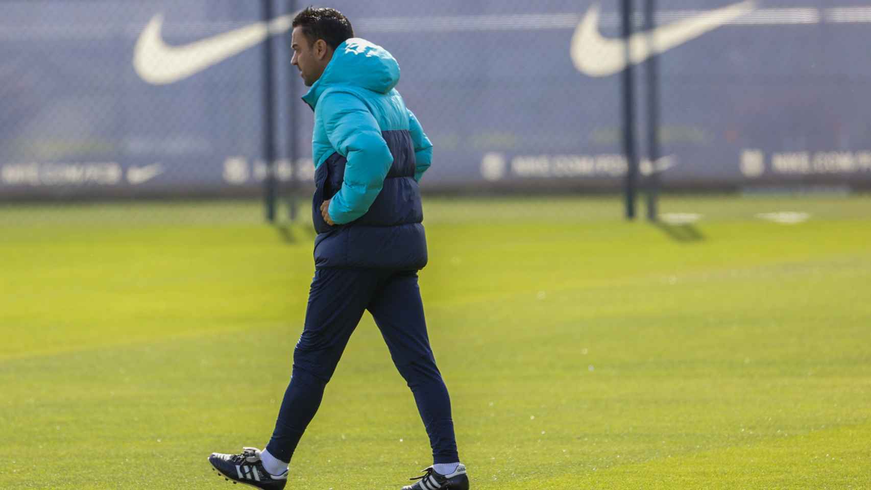 Xavi Hernández, pensando en un lateral durante un entrenamiento del Barça / EFE