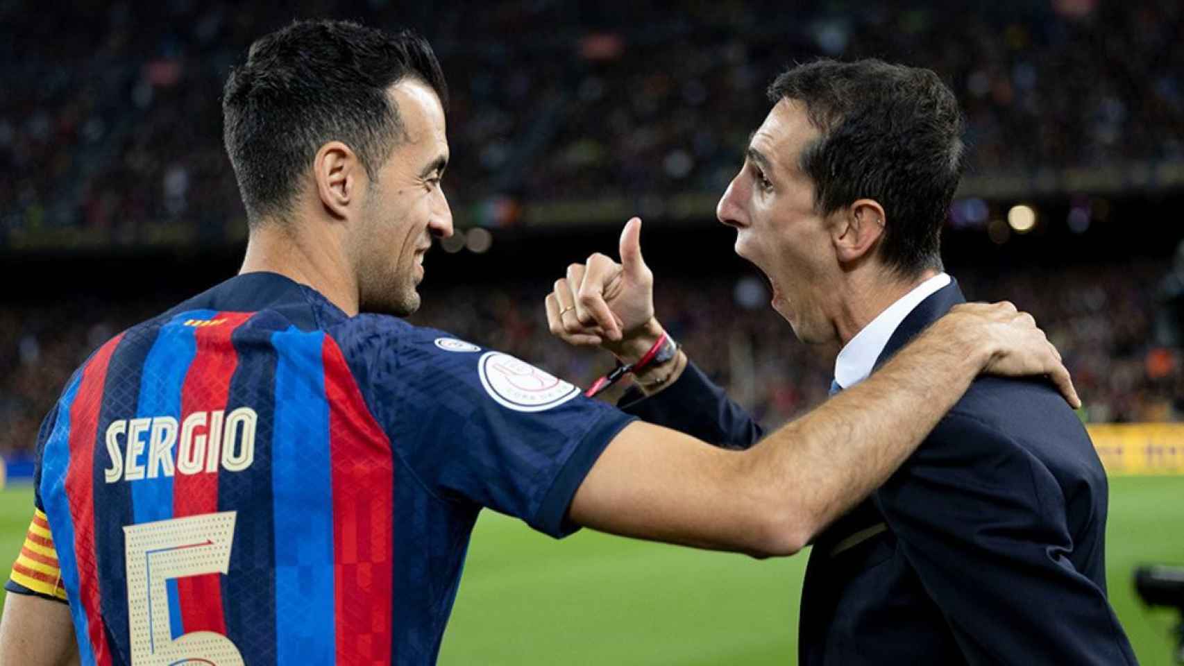 Sergio Busquets y Alex Roca, después del saque de honor del clásico / REDES