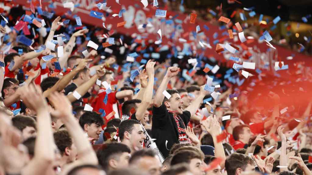 Los aficionados del Athletic en San Mamés lanzando billetes falsos con la palabra 'mafia' por el caso Negreira