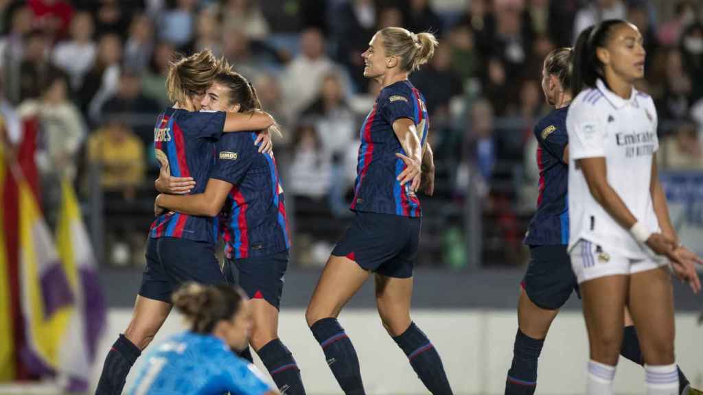 Las jugadoras del Barça celebrando su victoria ante el Real Madrid / FCB