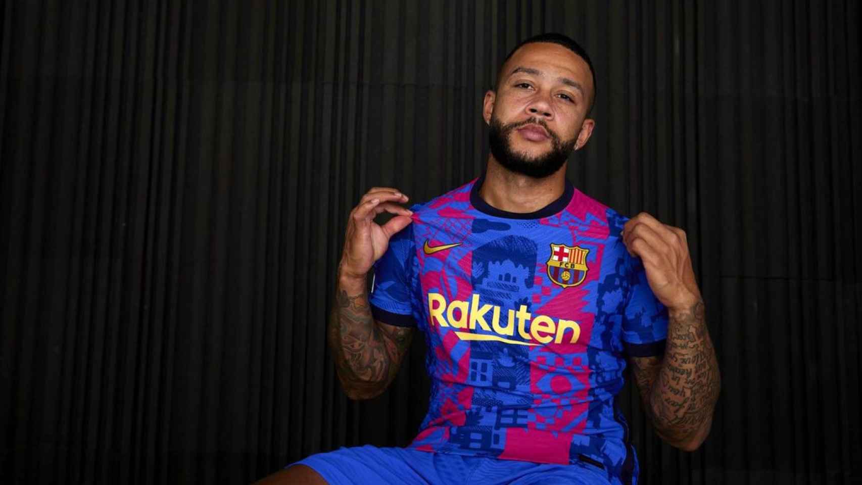 Memphis presentando la camiseta para la Champions del Barça / FC Barcelona