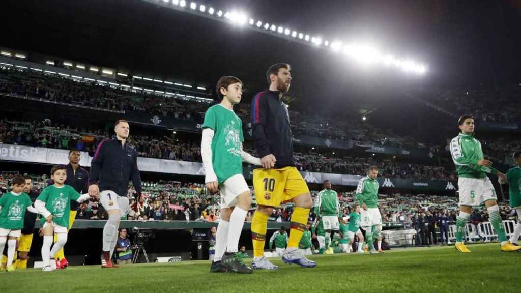 Jugadores de Barça y Betis saliendo al terreno de juego / FCB