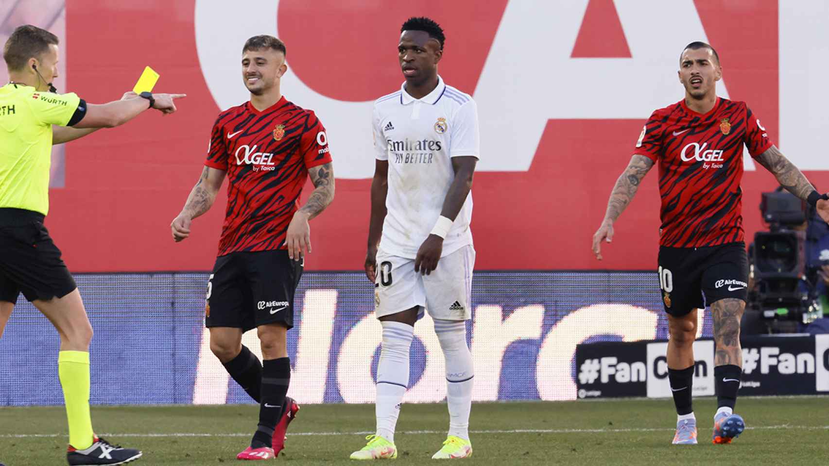 El árbitro amonesta a Vinicius, durante el partido entre Mallorca y Real Madrid / EFE