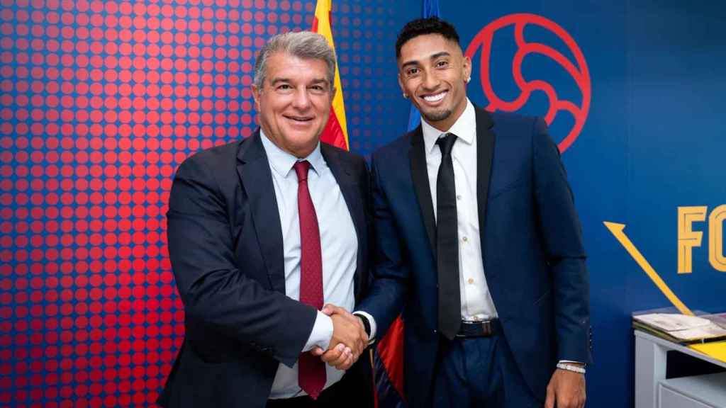 Joan Laporta y Raphinha, en la presentación del brasileño como nuevo jugador del Barça / FCB