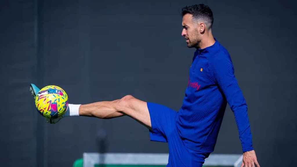 Sergio Busquets controla un balón con sutileza durante un entrenamiento del Barça / FCB