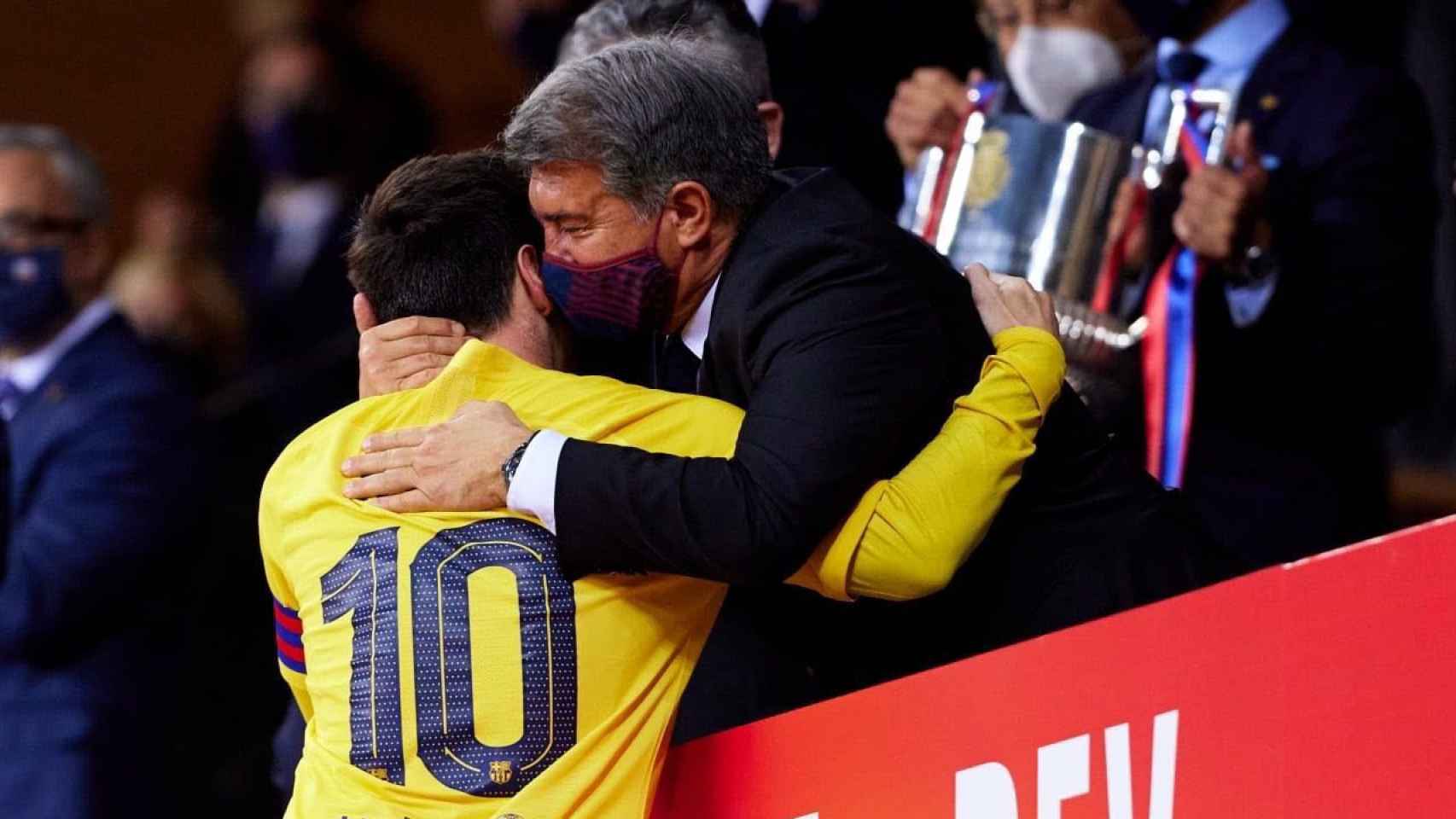 Leo Messi abrazándose con Joan Laporta / FC Barcelona