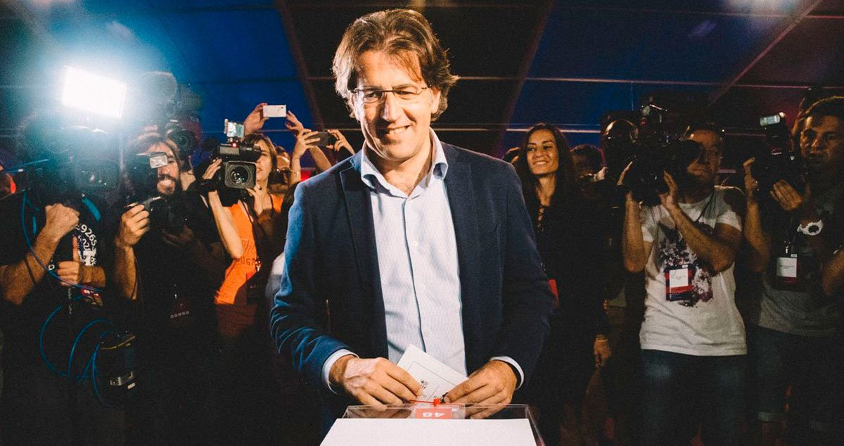 Toni Freixa deposita su voto en las urnas de las elecciones de 2015 / FCB