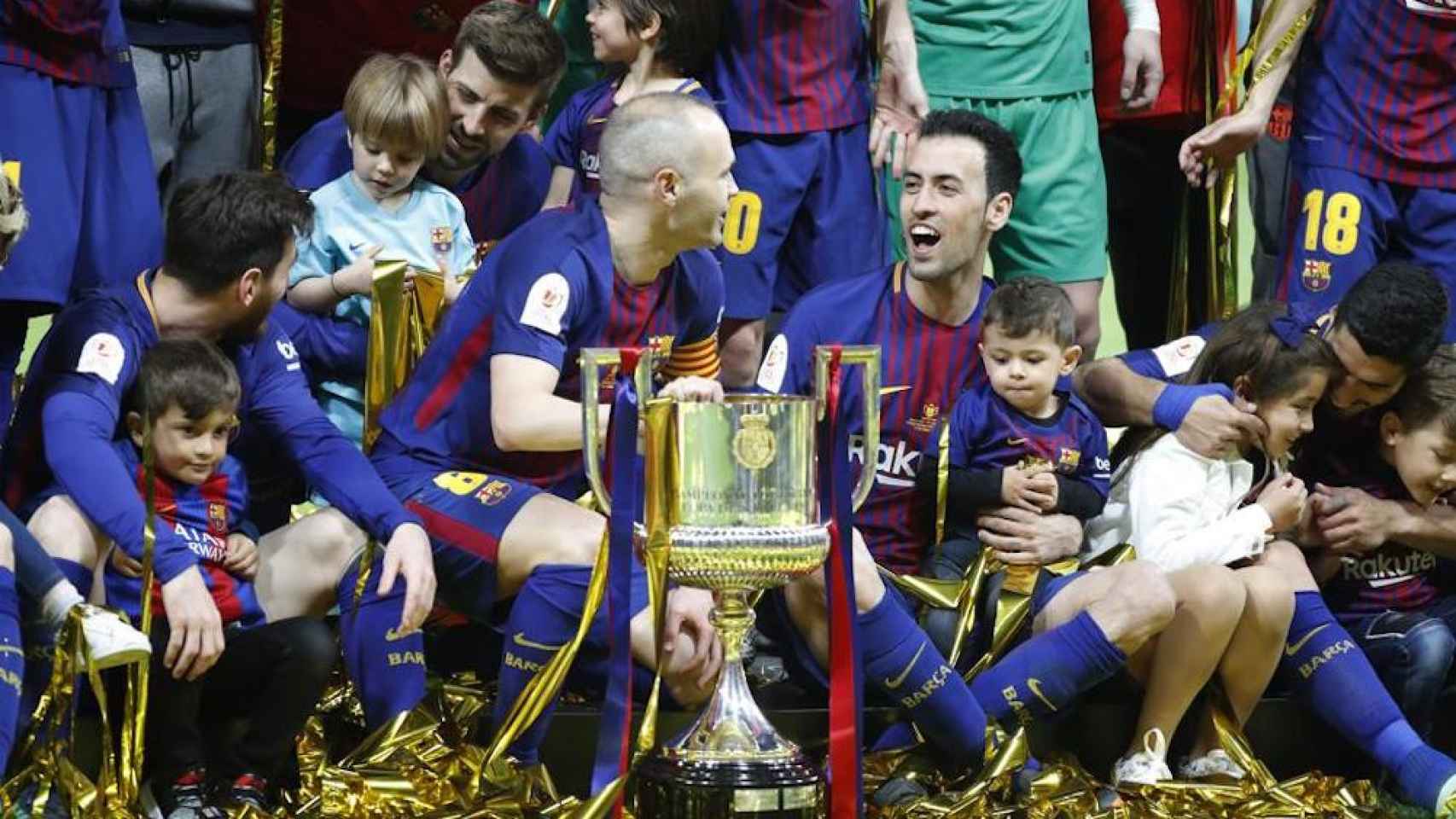 Una foto de archivo de los jugadores del Barça celebrando la Copa del Rey junto a sus hijos / EFE