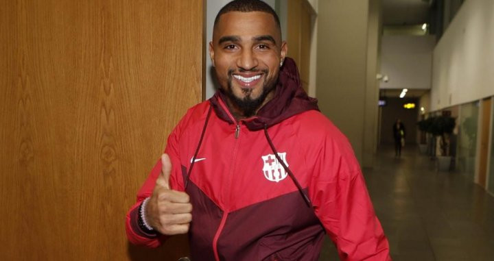 Kevin-Prince Boateng posando como nuevo juagdor el Barça / Twitter