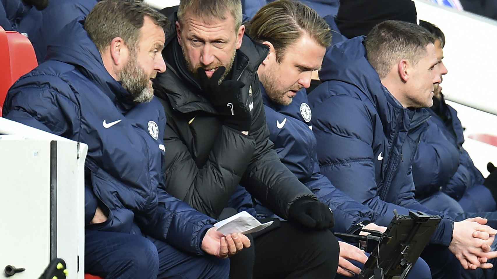 Graham Potter, en el banquillo del Chelsea charlando con sus asistentes / EFE