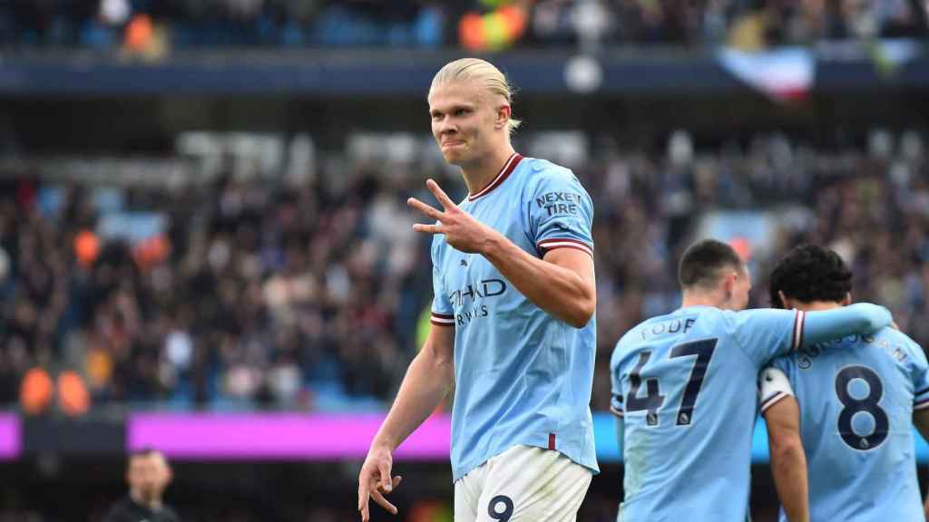 Haaland celebra su tercer gol al Manchester United en el derbi de Mánchester / EFE