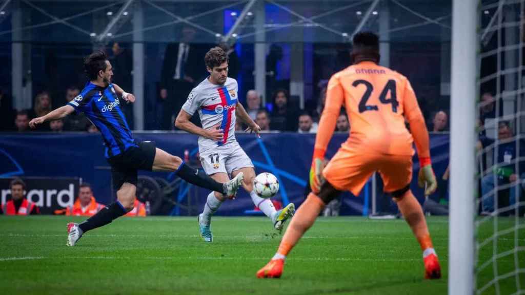 Marcos Alonso centra en una internada por la izquierda / FCB