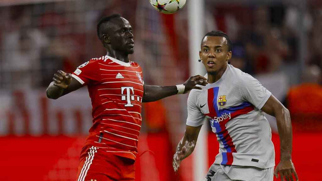 Jules Koundé lucha un balón dividido con Upamecano / EFE