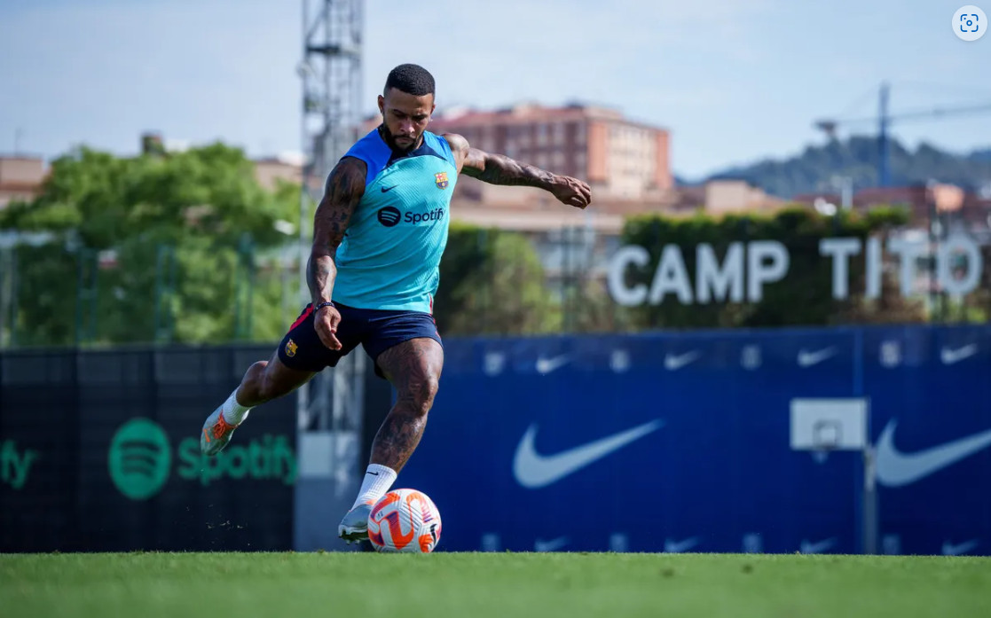 Memphis Depay, en el entrenamiento matinal del Barça / FCB