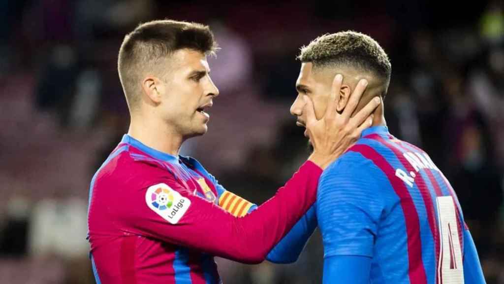 Gerard Piqué y Ronald Araujo, el contraste generacional en la defensa del Barça / EFE